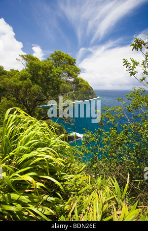 Straße nach Hana, Maui, die hier über Nuaailua Bucht Stockfoto