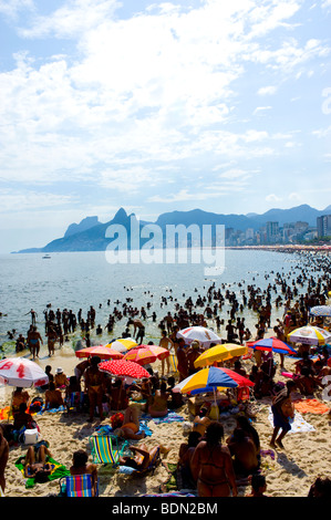 Menschenmassen am Strand im Bereich Ipanema während des Karnevals in Rio De Janeiro, Brasilien. Stockfoto