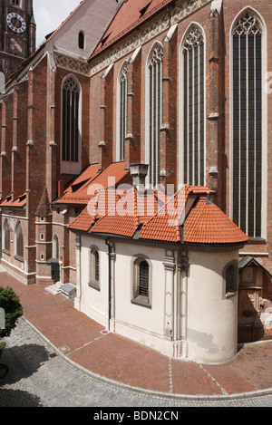 Landshut, Stifts-Und Pfarrkirche St. Martin, Blick Vom Pfarrzentrum Auf Den Chor Und die Barocke Sakristei Stockfoto