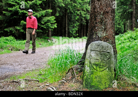 Historischer Grenzstein an der Grenze der Fürstentümer, in den hinteren Wanderer, Rennsteig, Thüringer Wald, Thüringen, Deutschland Stockfoto