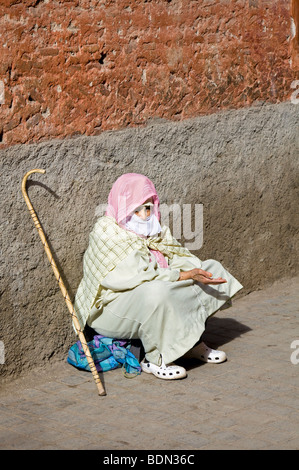 Ältere Frau betteln, Rue Mouassine, Marrakesch, Marokko Stockfoto