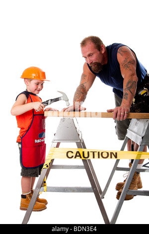 Vater ist Sohn lehren, wie man einen Hammer verwenden, versuchen, einen Nagel in ein Holzbrett, isoliert zu schlagen. Stockfoto