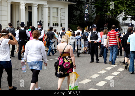 Massen zu Fuß zum Notting Hill carnival Stockfoto