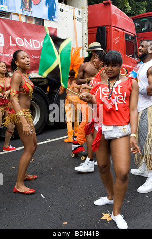 Mädchen tanzen auf dem Notting Hill Carnival jamaikanische Flagge winken Stockfoto