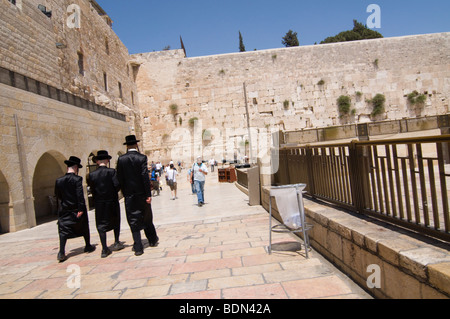 Chassidische jüdische junge Männer tragen Bekishe, lange satin Mäntel, gehen Sie in Richtung der Klagemauer zum Sabbat-Gebet. Stockfoto