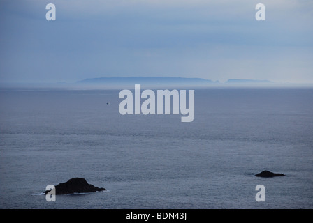 Sark (mit Brecqhou auf der rechten Seite), gesehen aus den benachbarten Kanal-Insel Alderney Stockfoto