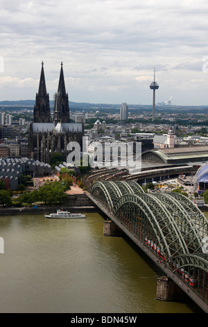 Bahnhof Köln Dom Und Hohenzollernbrücke "Blick Über Den Rhein Vom Hochhaus"Triangel"verbindet Museum Ludwig Im Hintergrund Farne Stockfoto