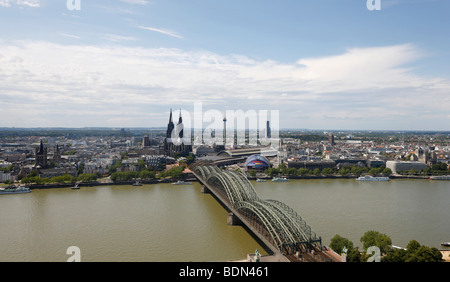 Bahnhof Köln Dom Und Hohenzollernbrücke "Blick Über Den Rhein Vom Hochhaus '' Triangel'' Links Groß St. Martin Rechts St. Kuniber Stockfoto