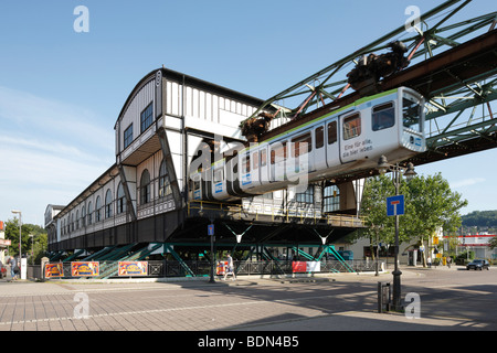 Wuppertal, Schwebebahn, Hängebahn von Wuppertal-Oberbarmen Nach Wuppertal-Vohwinkel, Haltestelle Oberbarmen, Waggonhalle Stockfoto