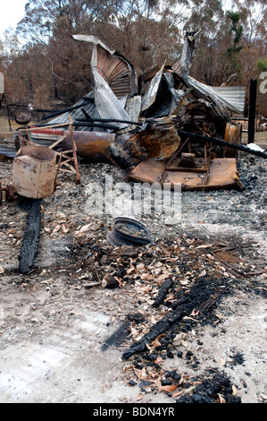 Reste eines Hauses und Verwüstung nach einem Buschfeuer Stockfoto
