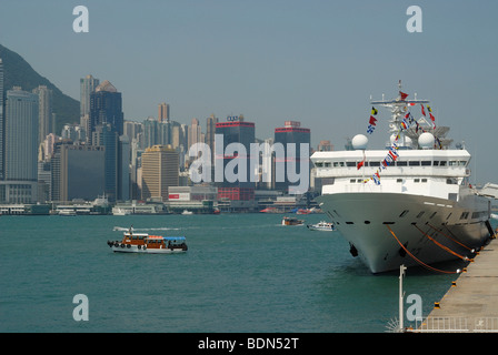 Große Kreuzfahrtschiffe Schiff angedockt an der Ocean Center in Kowloon gegen die Skyline von Central Hong Kong, Bankenviertel, Hong Kong Stockfoto