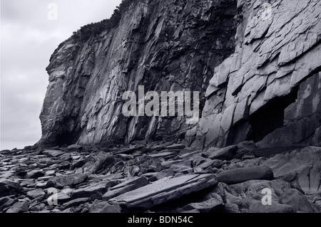 Schwarz / weiß Bild von steilen Felsen Felswand am Kap ' Wutanfall ' Bay Of Fundy New Brunswick, Kanada Stockfoto