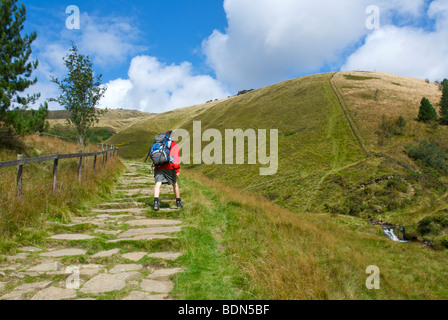 Walker auf die Jakobsleiter, auf der Pennine Way, in der Nähe von Edale, Peak National Park, Derbyshire, England UK Stockfoto