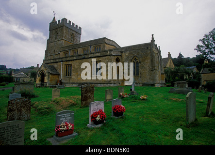 Friedhof, Sankt-Lorenz-Kirche, St.-Lorenz-Kirche, Dorf, Bourton-on-the-Hill, Grafschaft Gloucestershire, England, Europa Stockfoto