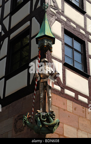 'Heilige Georg Im Harnisch' mit einem Drachen auf einem späten gotischen Fachwerkhaus, Nürnberg, Middle Franconia, Bayern, Deutschland, Stockfoto