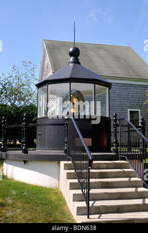 Das original Laternenzimmer mit Twin-Leuchtfeuer des historischen Leuchtturms Chatham auf dem Display an Atwood House, Cape Cod. Stockfoto