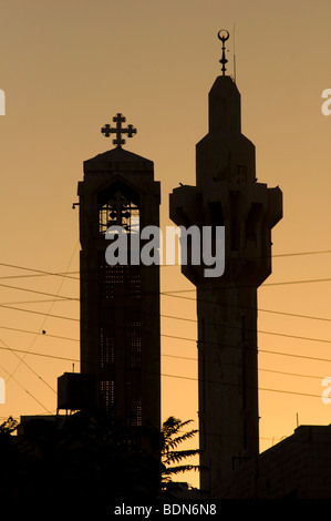 Ein Minarett von König Hussein-Mosque und der Turm von der koptisch-orthodoxen Kirche in Amman Skyline Silhouette. Stockfoto