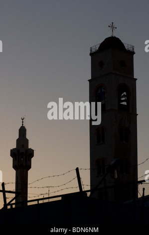 Ein Minarett von König Hussein-Mosque und der Turm von der griechisch-orthodoxen Kirche in Amman Skyline Silhouette. Stockfoto