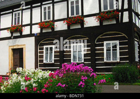 Traditionellen Umgebindehaus, Blockhaus im traditionellen Baustil, Srbská, Böhmen, Tschechische Republik Stockfoto