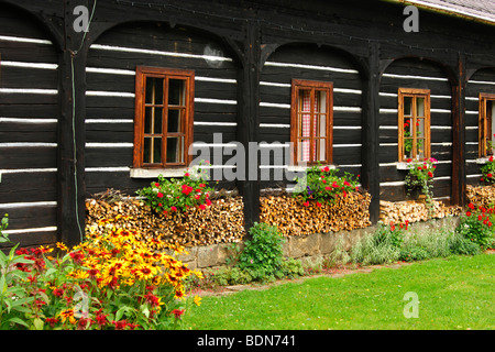 Blume verziert Fenster eines Hauses typisch böhmischen Holzblock, Umgebindehaus, Srbská, Böhmen, Tschechische Republik Stockfoto