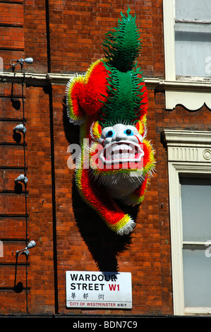 Drachen Figur am Eingang zum Bereich Chinatown, London, Vereinigtes Königreich Stockfoto