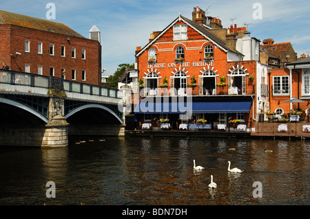 Das Haus auf der Brücke Riverside Restaurant befindet sich am Fluss Themse bei Windsor Bridge in Eton, Großbritannien Stockfoto