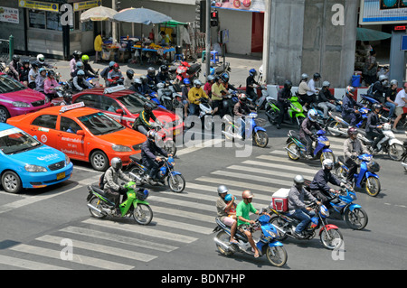 Motorradfahrer, Mopedfahrer und Autos im Verkehr Chaos, Ratchamnoen Klang Road, Bangkok, Thailand, Asien Stockfoto