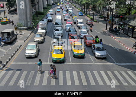 Motorradfahrer, Mopedfahrer und Autos im Verkehr Chaos, Ratchamnoen Klang Road, Bangkok, Thailand, Asien Stockfoto