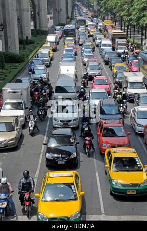 Motorradfahrer, Mopedfahrer und Autos im Verkehr Chaos, Ratchamnoen Klang Road, Bangkok, Thailand, Asien Stockfoto