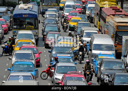 Motorradfahrer, Mopedfahrer und Autos im Verkehr Chaos, Ratchamnoen Klang Road, Bangkok, Thailand, Asien Stockfoto