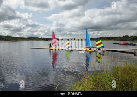 Kinder in Segelbooten auf Castle Semple Loch, Clyde Muirshiel Regional Park, Lochwinnoch, Renfrewshire, Schottland, UK Stockfoto