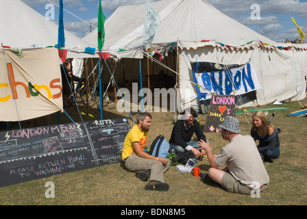 Camp for Climate Action UK 2000s 2009 Blackheath Common South London. Leute im Gespräch HOMER SYKES Stockfoto