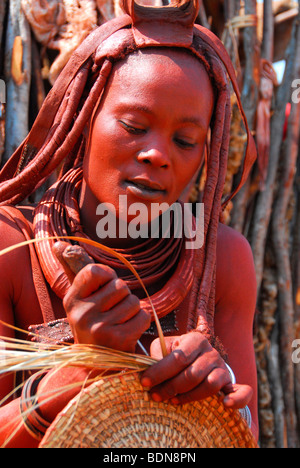 Himba Frau machen Bastmatte, Kunsthandwerk, Purros, Kaokoveld, Namibia, Afrika Stockfoto