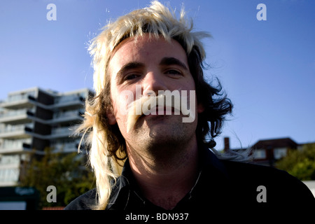 Mann im Bild trägt eine helle blonde Perücke, während einer Crick match bei Sussex Cricket Clubs Heimstätte in Hove, Sussex, UK. Stockfoto