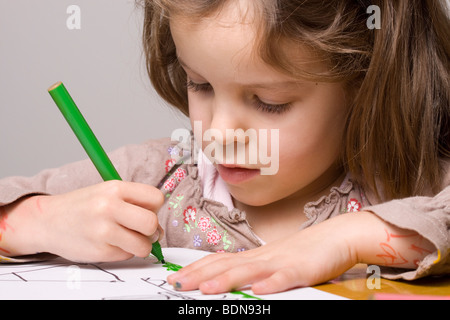 Mädchen ein Bild zeichnen Stockfoto