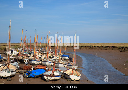 Viele Yachten vor Anker am Bachufer bei Ebbe in Morston, North Norfolk, England Stockfoto