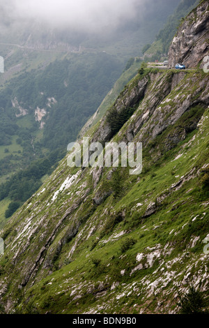 Ein Berg-Straße im Vallée D'Ossau in den Haute Pyrenäen in Frankreich Stockfoto