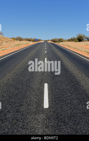 Der Stuart Highway, einer langen, geraden Straße im australischen Outback. Stockfoto