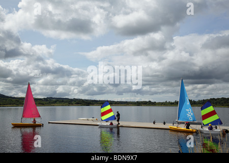 Kinder in Segelbooten auf Castle Semple Loch, Clyde Muirshiel Regional Park, Lochwinnoch, Renfrewshire, Schottland, UK Stockfoto