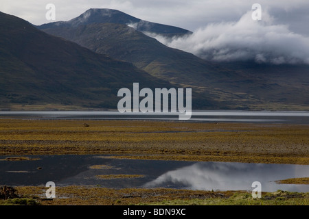 Niedrige Wolke über den unteren Hängen des Ben More Bereich spiegelt sich in Loch Na Kael auf der Isle of Mull, Schottland, Vereinigtes Königreich. Stockfoto