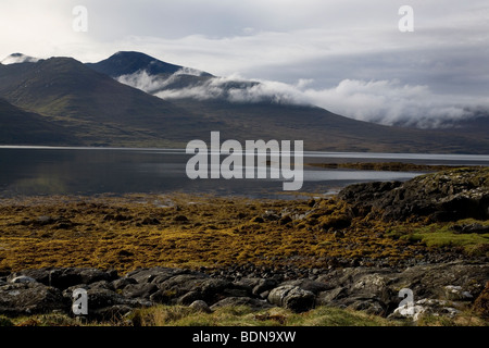 Low cloud über den unteren Hängen des Ben mehr Reichweite bei Loch Na Kael auf der Isle of Mull, Schottland, Vereinigtes Königreich. Stockfoto