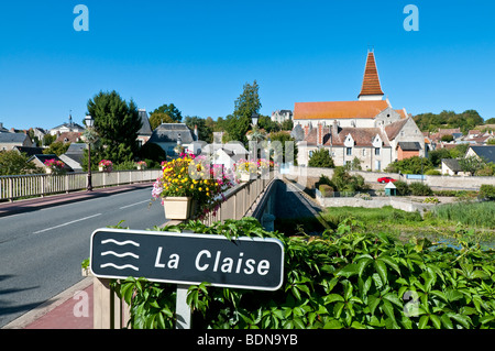 Ansicht von Preuilly-Sur-Claise über Fluss Claise Brücke, Frankreich. Stockfoto