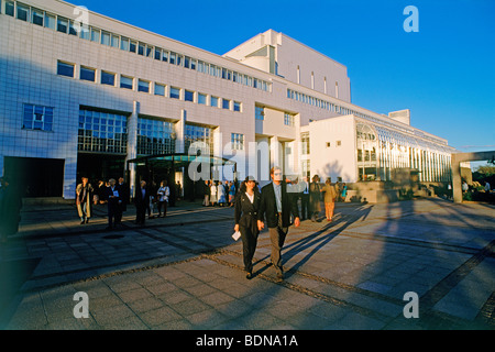 Paar aus der Finnischen Nationaloper in Helsinki bei Sonnenuntergang Stockfoto