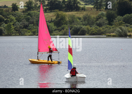 Kinder in Segelbooten auf Castle Semple Loch, Clyde Muirshiel Regional Park, Lochwinnoch, Renfrewshire, Schottland, UK Stockfoto