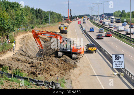 M25 Straße Erweiterung Projekt mit Contra Strom im Betrieb Stockfoto