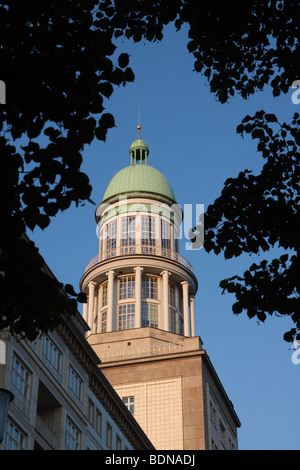 Sowjetische Architektur (Stalinbauten, alte Wohnhäuser) am Frankfurter Tor am Karl-Marx-Allee in Ostberlin, Deutschland Stockfoto