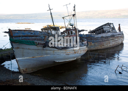 Verlassene Trawler Boote im Sound of Mull in der Nähe von Salen auf Isle of Mull, Schottland, Vereinigtes Königreich. Stockfoto