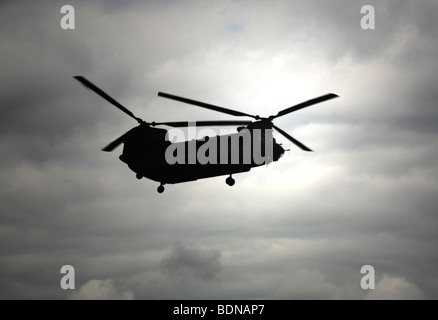 Silhouette eines Chinook-Hubschraubers vor einem bedrohlichen Himmel. Stockfoto