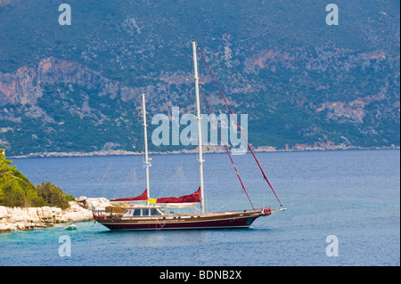 Türkische Gulet Segelboot vor Anker im Hafen von Fiskardo auf der griechischen Mittelmeer Insel von Kefalonia Griechenland GR Stockfoto