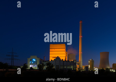 Kohle-Kraftwerk (Völklingen/Fenne, Deutschland) in der Dämmerung. Stockfoto